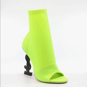 Cape Robbin      Size:10     Color:Neon
